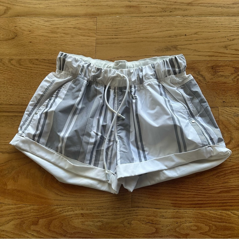 Lululemon Play All Day Short Groovy Stripe Nimbus / White Size 8